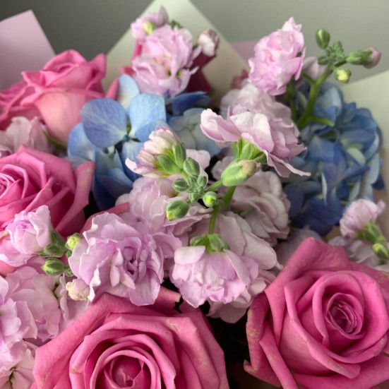 Букет с голубой гортензией и розами - фото 4